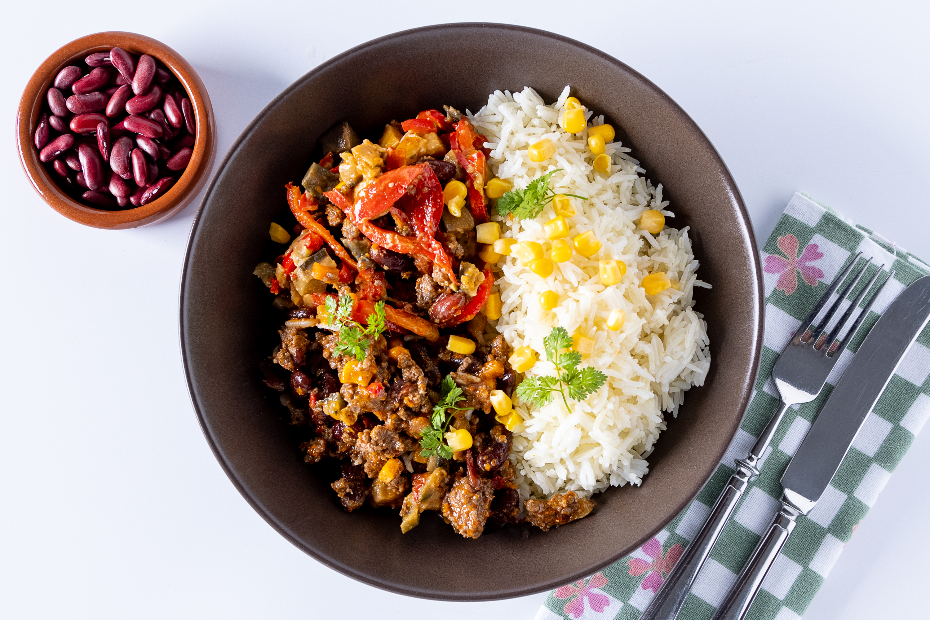 Bol de chili con carne sur une table