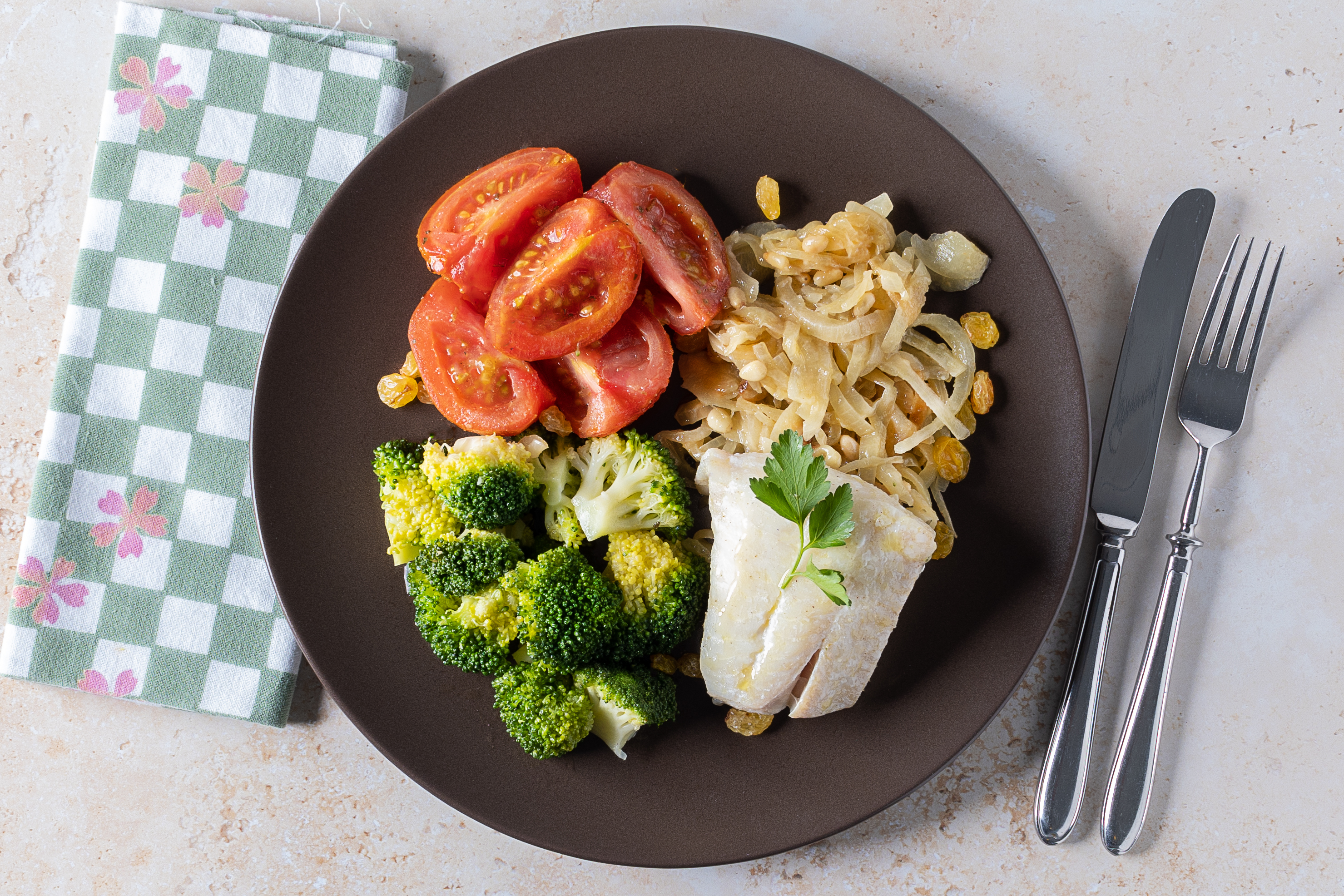 A balanced low-carb meal with fish, broccoli and tomatoes