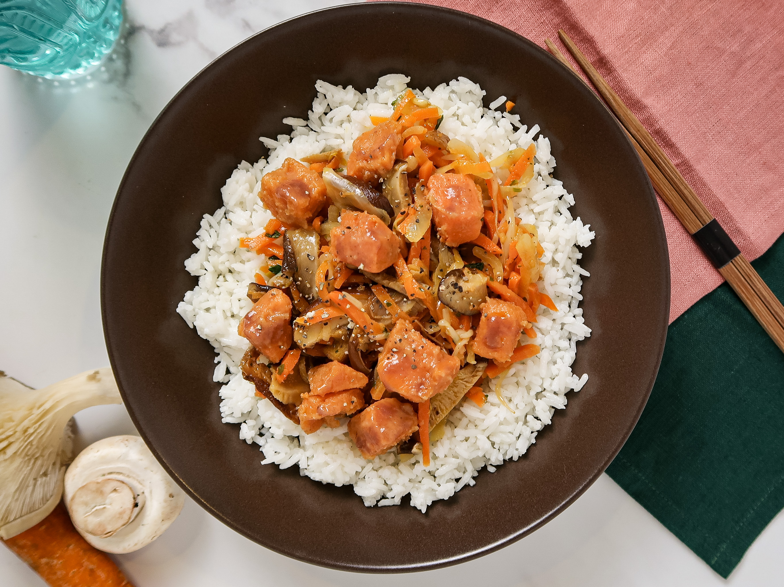 Un bol avec du riz et des légumes 