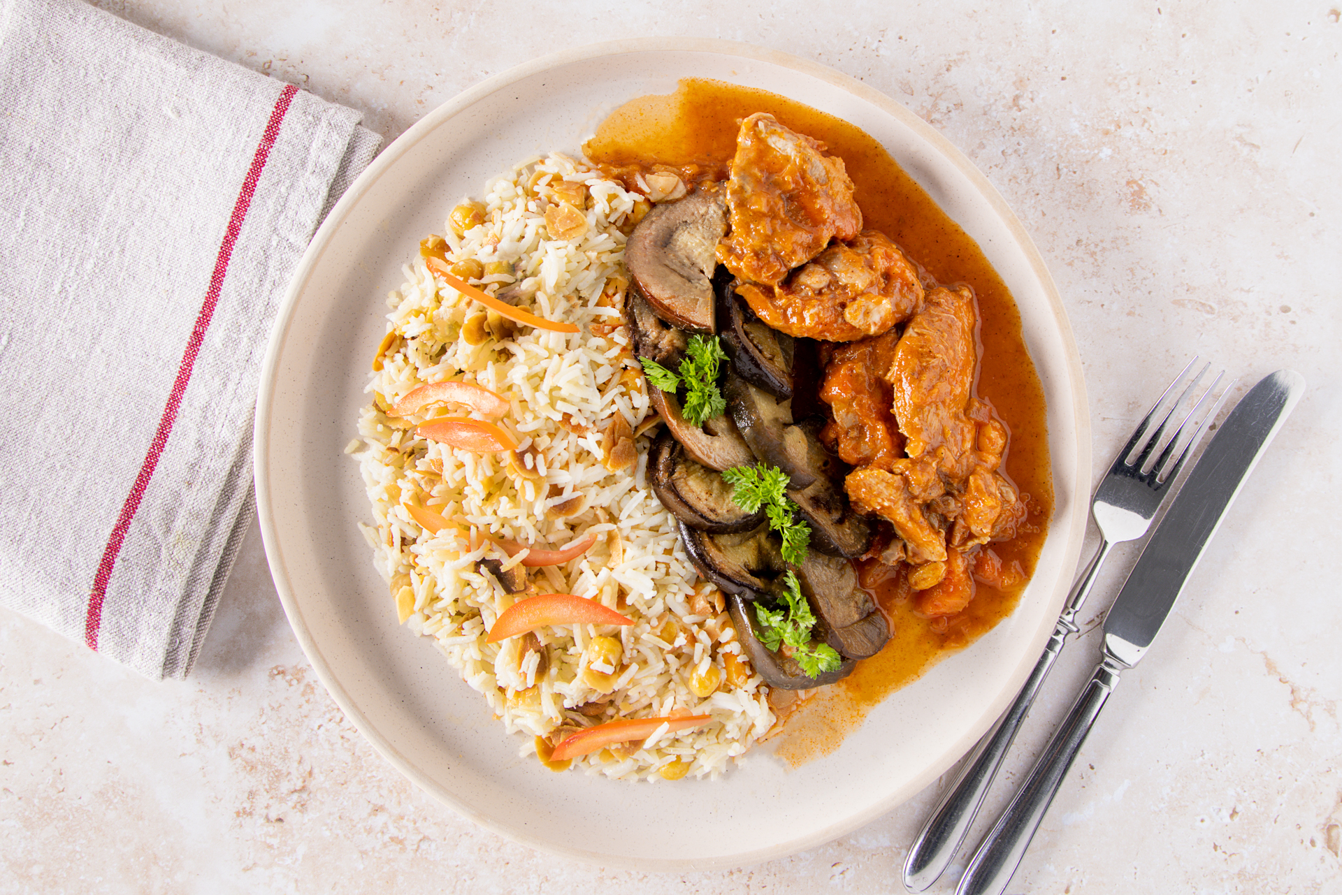 Une assiette de poulet tandoori avec riz et légumes grillés