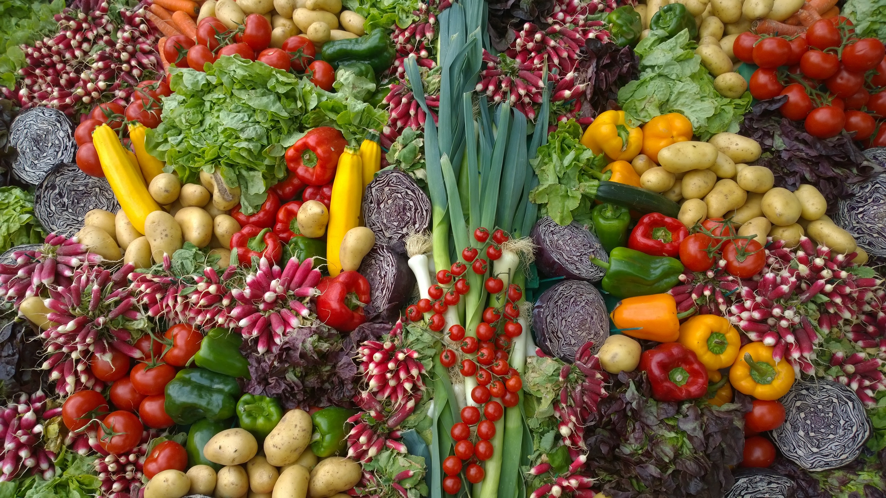 Un mélange de légumes sains en tas